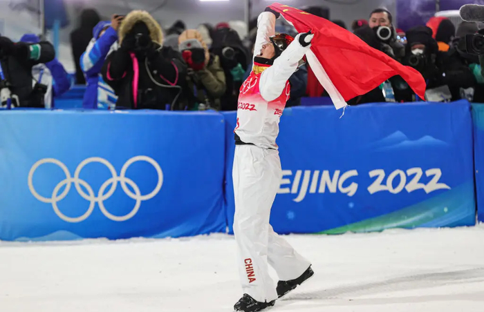 七捧水晶球奖杯 徐梦桃续写空中技巧传奇|世界杯|中国体育报|王心迪|自由式滑雪|自由式滑雪空中技巧_新浪体育_新浪新闻