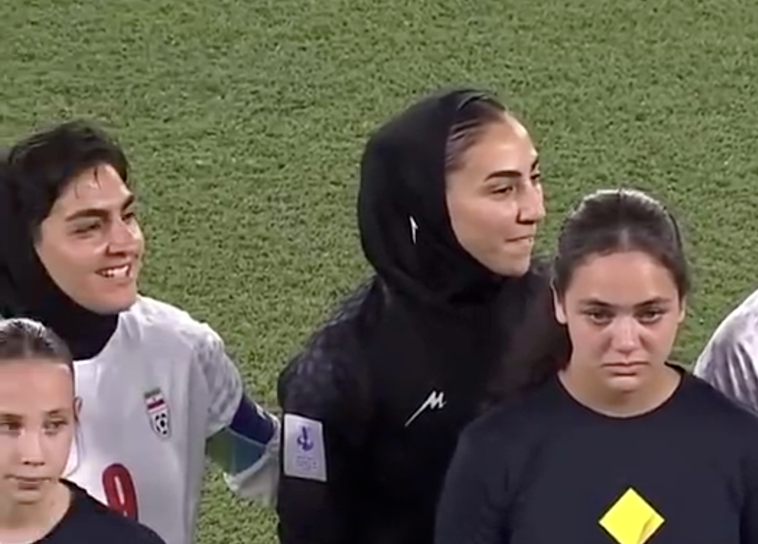 世界赛直播-祖国遭袭！戴头巾的伊朗女足球员集体拒唱国歌 有人微笑有人落泪