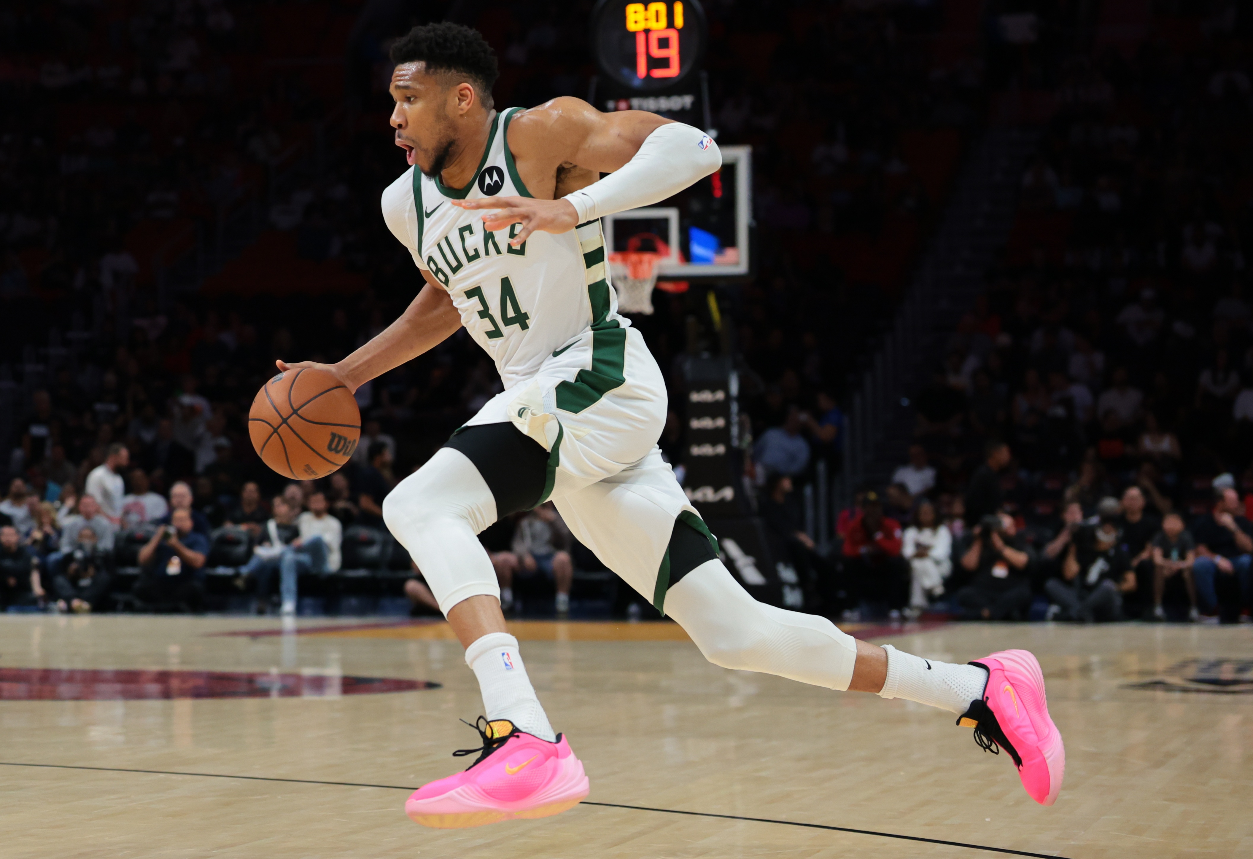 注册入口-字母哥常规赛160次至少轰30分10板5助 超越大O独占历史第一！